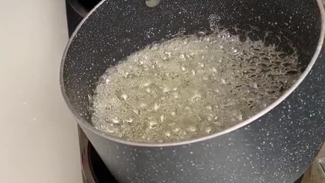 This strawberry trick is so cool 😍🤯