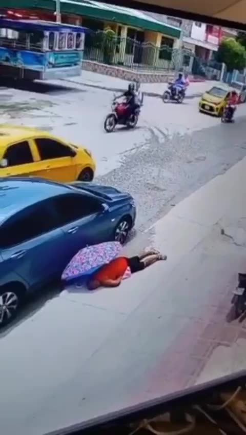 Video: Ola de calor habría afectado a mujer que se desmayó en la calle