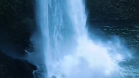 Walking behind waterfalls orengon