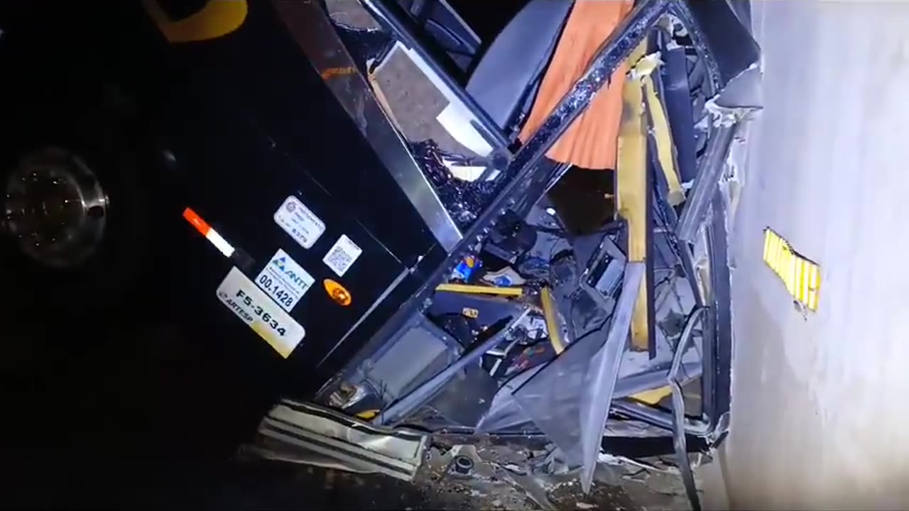 Onibus de turismo cai de viaduto em Campinas e deixa dezenas de feridos