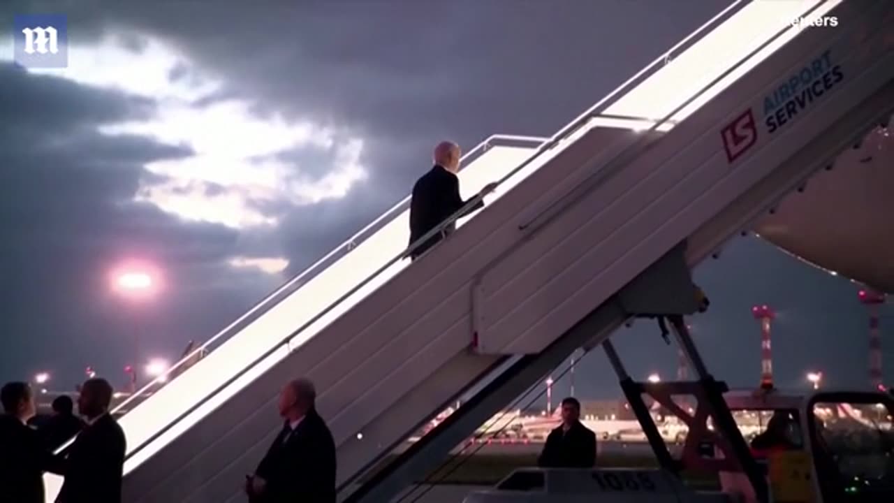 Biden pengohet sërish në shkallët e avionit