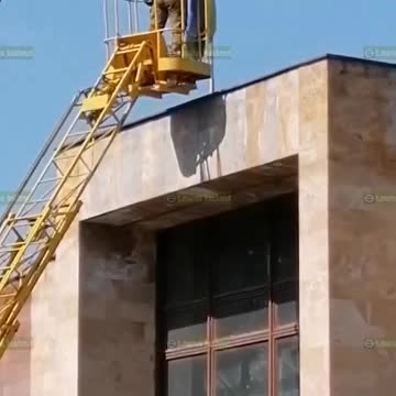 Vztyčení ruské vlajky nad osvobozeným Světlodarskem