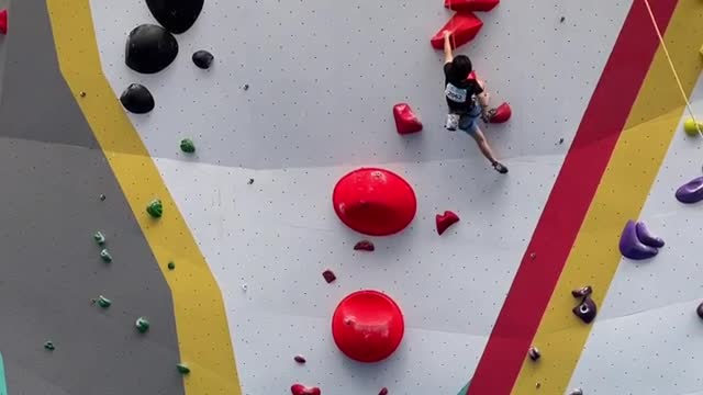 The champion of junior high school girls' rock climbing competition, 15 meters high, with the rock w