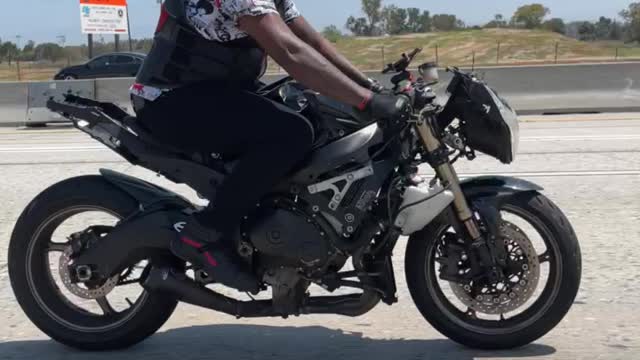 GSXR 1000 doing Wheelie on freeway