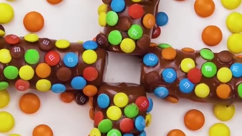 M&M Candy Decorating Chocolate Cake (4)