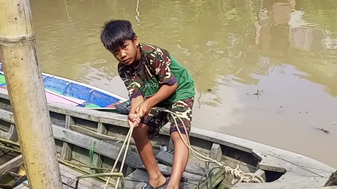 Kehidupan pinggir anak sungai Musi