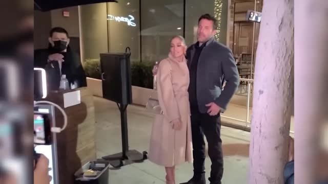 Jennifer Lopez & Ben Affleck Cuddle Up on a Romantic Date Night in Beverly Hills#jlo #benaffleck