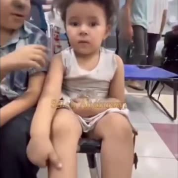 🧸 Omar e "Soso" sono arrivati da soli in uno degli ospedali di Gaza.