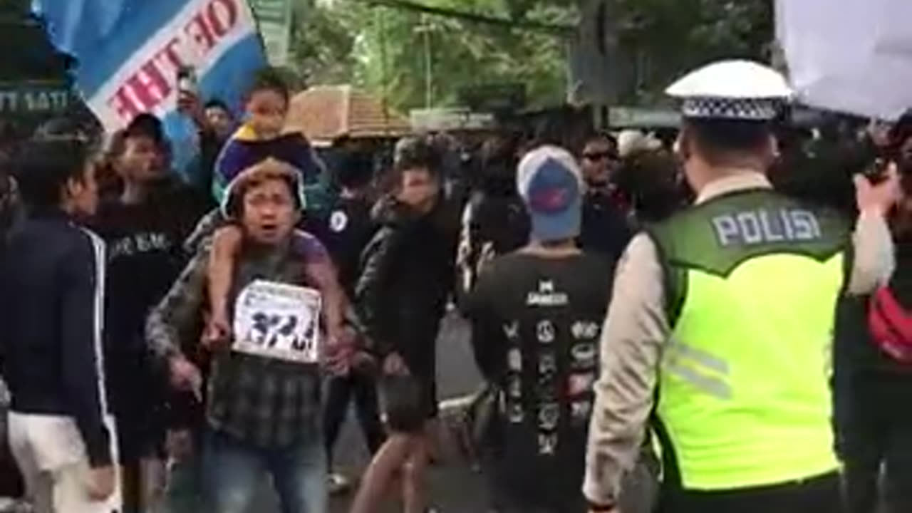 Residents yell at the Indonesian police, the police are just silent