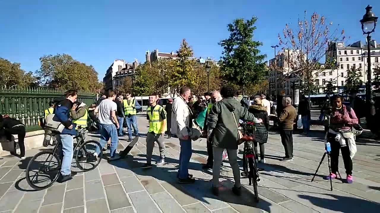 Manif anti-pass 💉 du 16 oct. 21- Bastille- Les Gilets Jaunes au rdv.