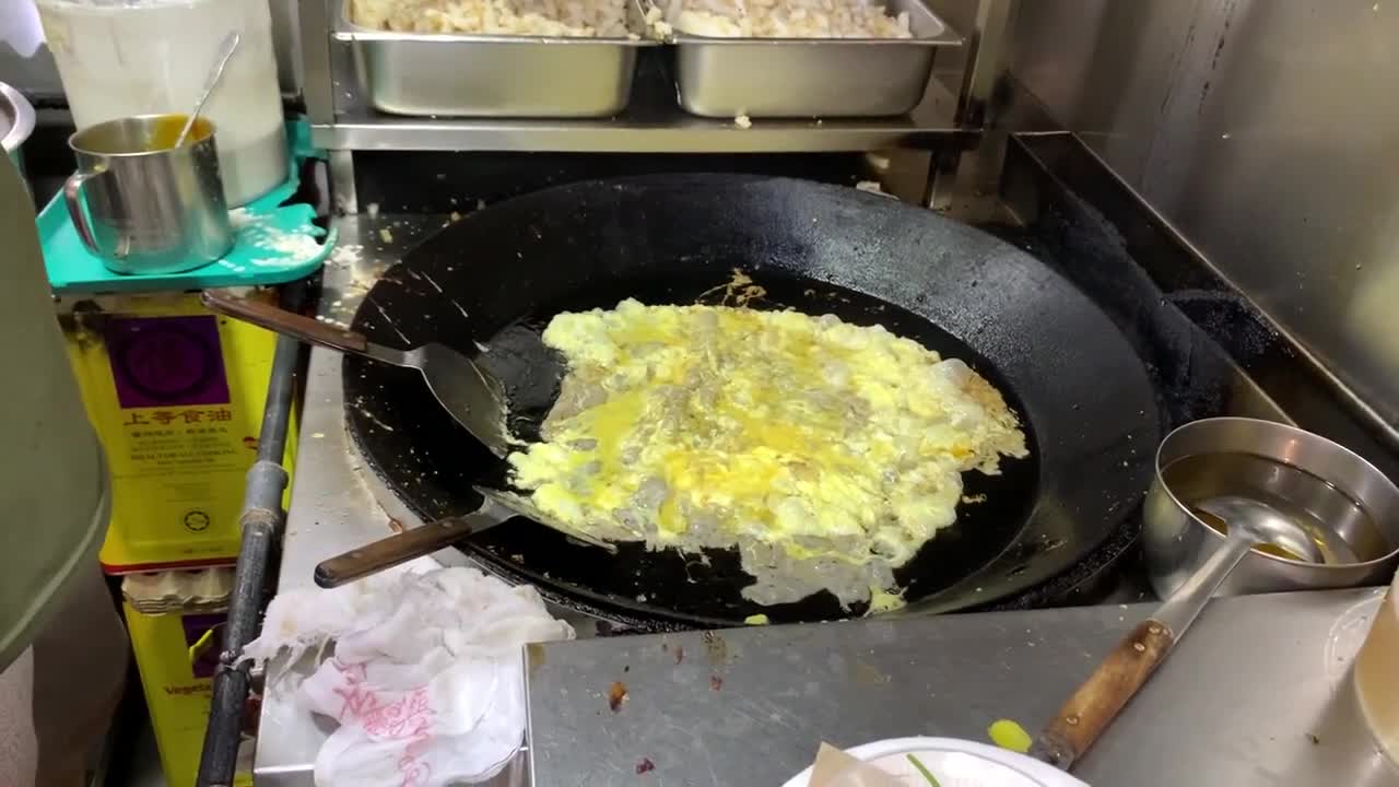 So Many People Wait in Line!! Delicious Singapore Hawker Food! (Singapore Street Food)