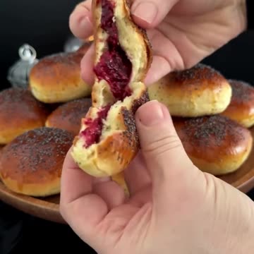 БУЛОЧКИ С МАЛИНОВЫМ ДЖЕМОМ