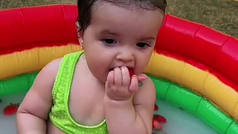 As caretas comendo morango