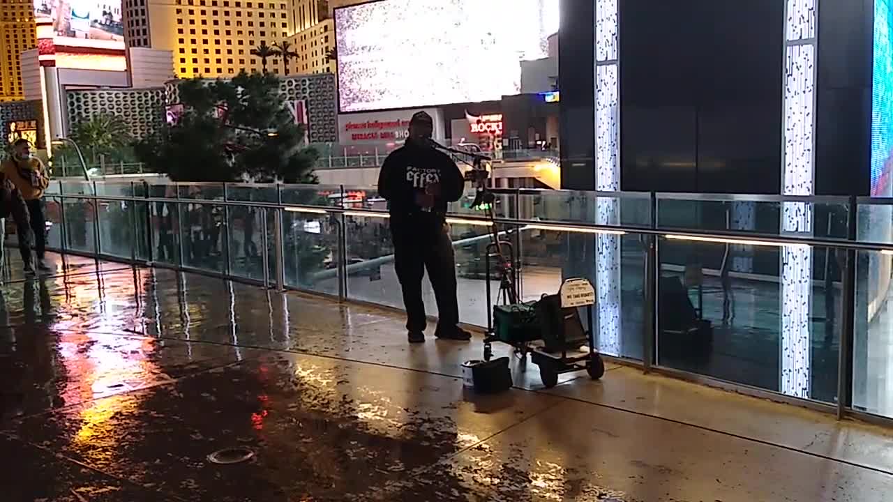 LAS VEGAS STREET PERFORMER - SINGING CHRIS STAPLETON'S TENNESSEE WHISKEY IN THE RAIN! LONEWULFRICK