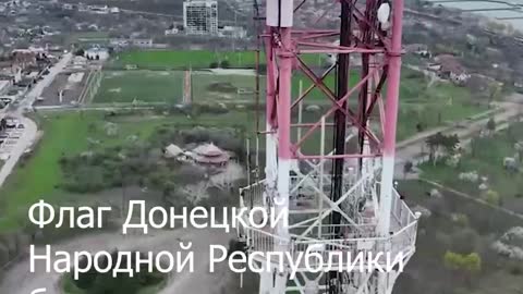 Vlajka DLR vlaje na vrcholu televizního vysílače nad Mariupolem