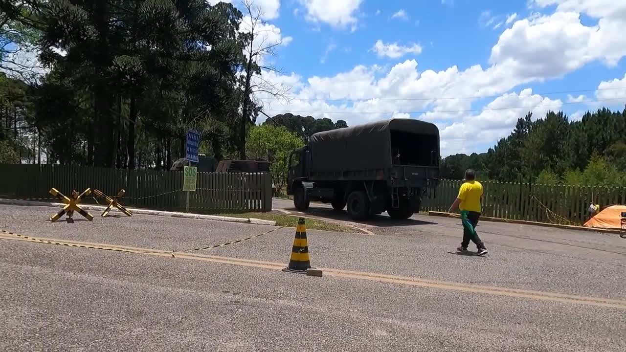 Tanque de Guerra e Blindado passando em meio a Manifestação em Frente ao Exército