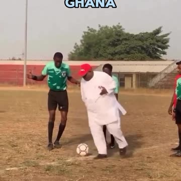 El saque de centro honorífico de un Gobernador de Ghana