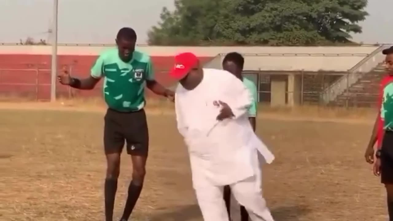 El saque de centro honorífico de un Gobernador de Ghana