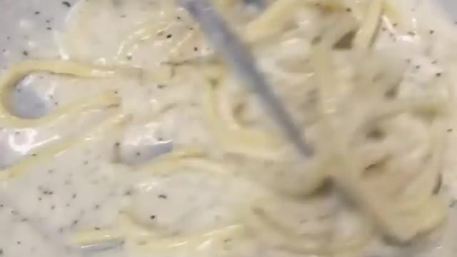 Al volo una forchetta di cacio e pepe