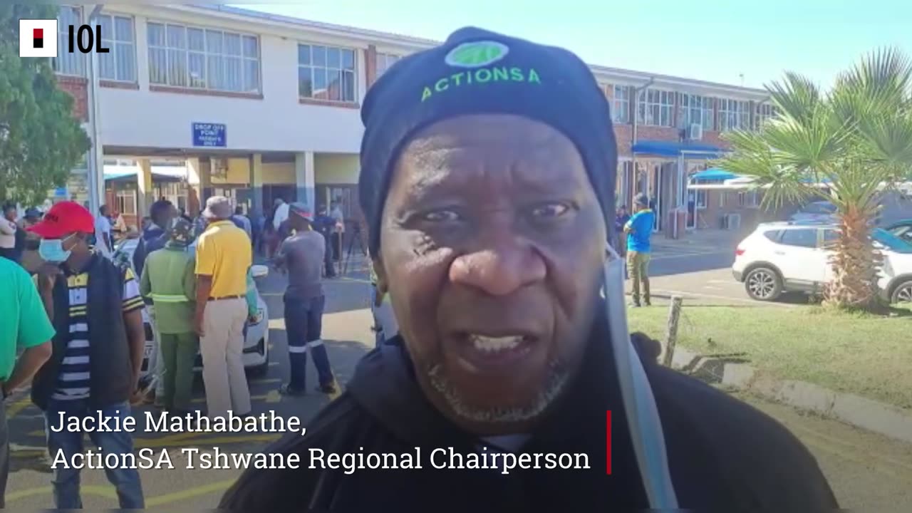 Watch: Tshwane Mayor chased away from Jubilee Hospital in Hammanskraal by protesters