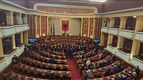 Garda bllokon deputetet e opozites ne parlament