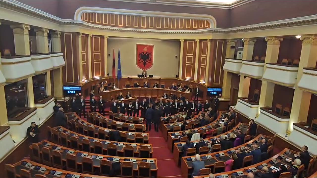 Garda bllokon deputetet e opozites ne parlament