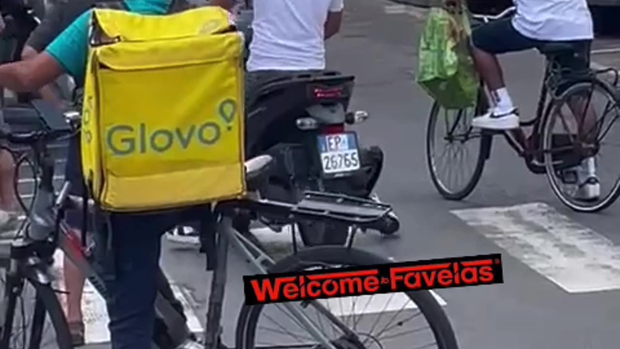Firenze sotto choc: Africano si denuda in pieno centro e inizia a picchiare ..