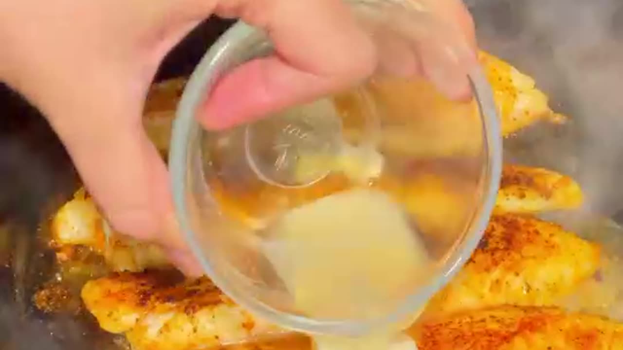 Жареная на сковороде тилапия с лимонным маслом