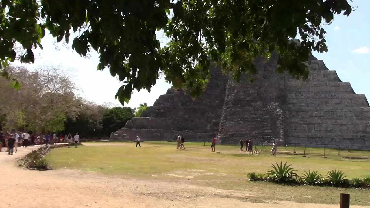 Man is it Hot. Visiting Chichen Itza