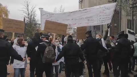 Emmanuel Macron visits Vierzon today and finds Care Workers Protesting against Covid Mandates