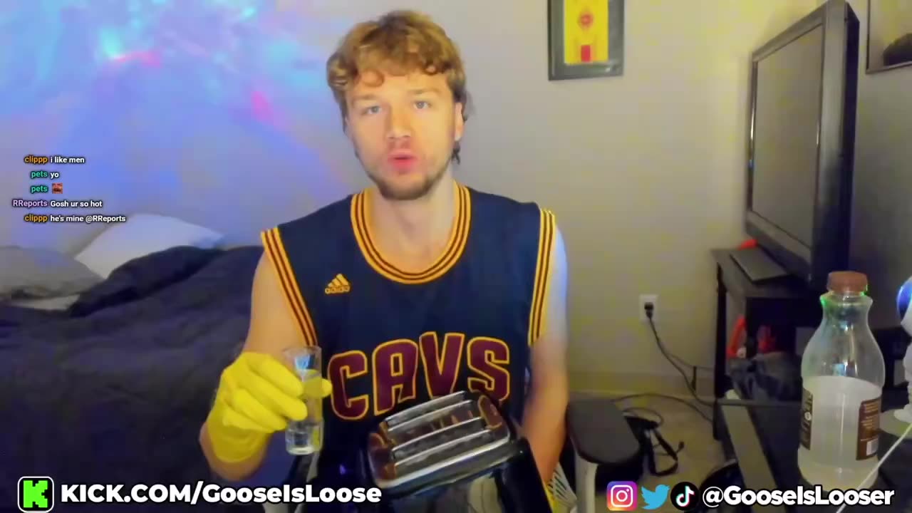 Kick Streamer joins in on the “toaster challenge” 😭 😭