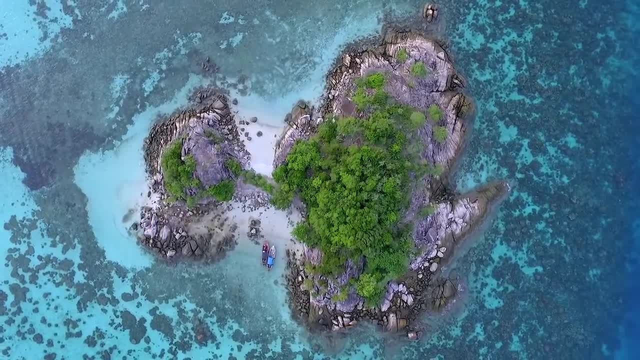 Crystal clear waters in Koh Lipe