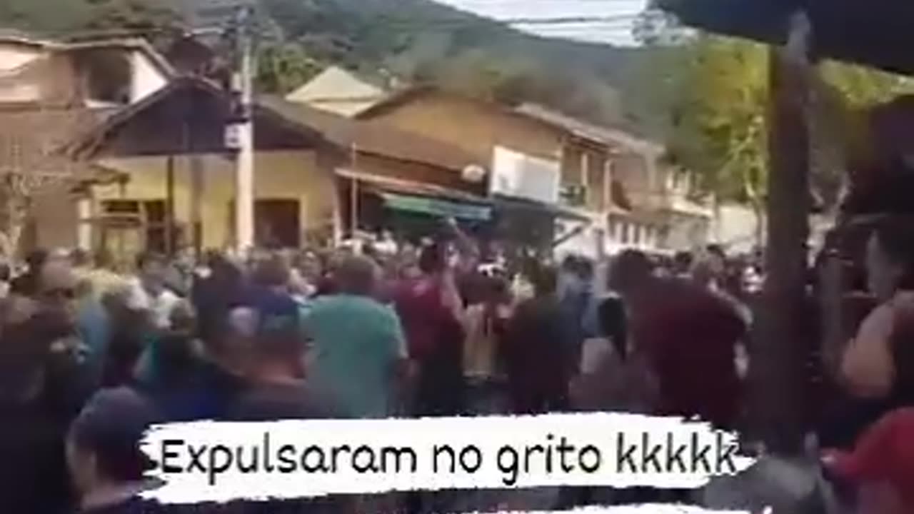 A realidade é essa 👉Ninguém quer ouvir os lixos do PT e são expulsos . Fora lixo !