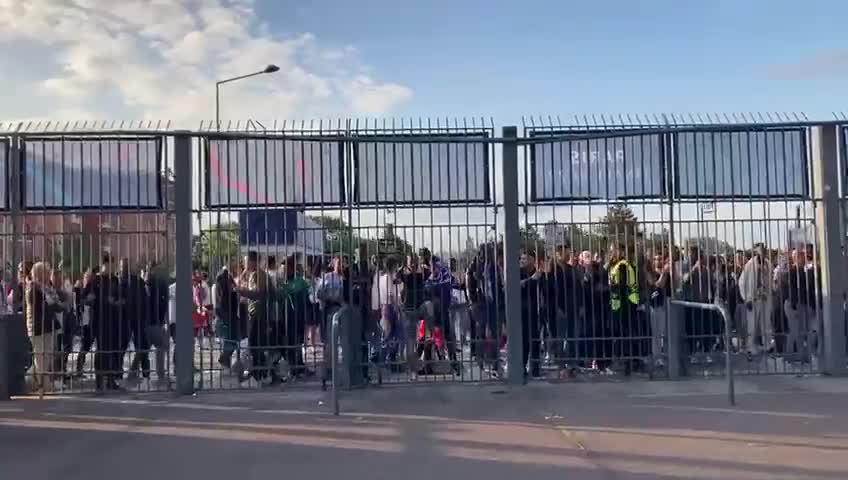 Chaotic scenes in Paris