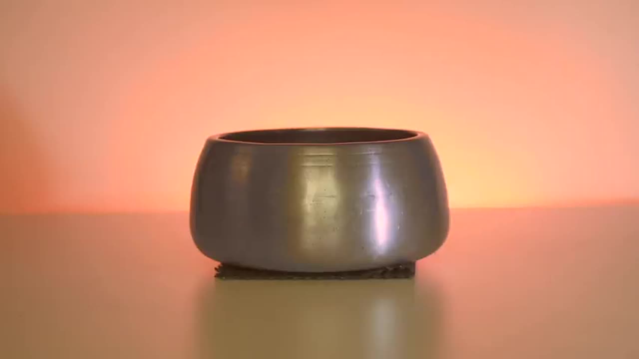 528 Hz Singing bowl sound meditation with an antique Himalayan Mani bowl 33 minutes