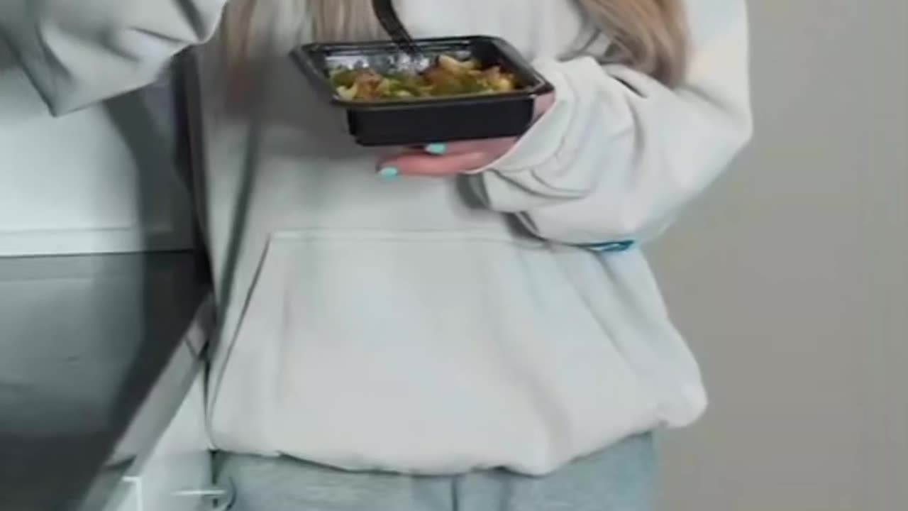 So nice video and so hot beautiful gym girl 👌