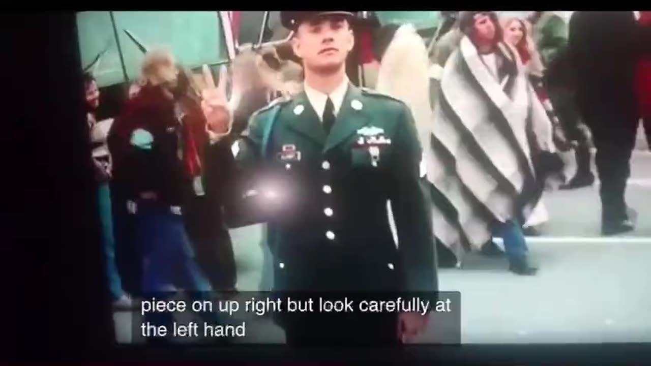 사탄의 상징인 바포메트를 영화 속에 집어 넣은 영화, 포레스트 검프(톰 행크스 목걸이)