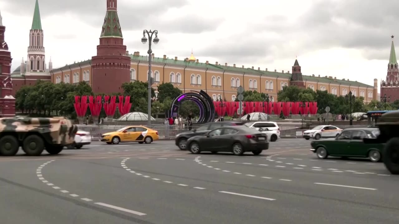 Army vehicles pass Kremlin as rebels approach Moscow