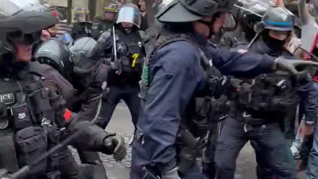 Tense situation in front of the Iranian Embassy in Paris. The police used tear gas.