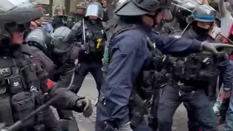 Tense situation in front of the Iranian Embassy in Paris. The police used tear gas.