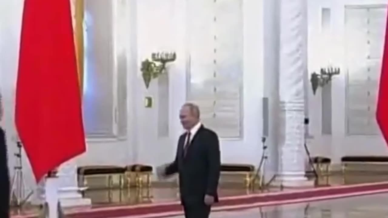 THIS IS ABSOLUTELY EPIC PUTIN GREETING XL JIPING GETTING THE RED CARPET TREATMENT