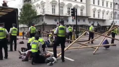 This happened out side the sciencemuseum in London yesterday_2