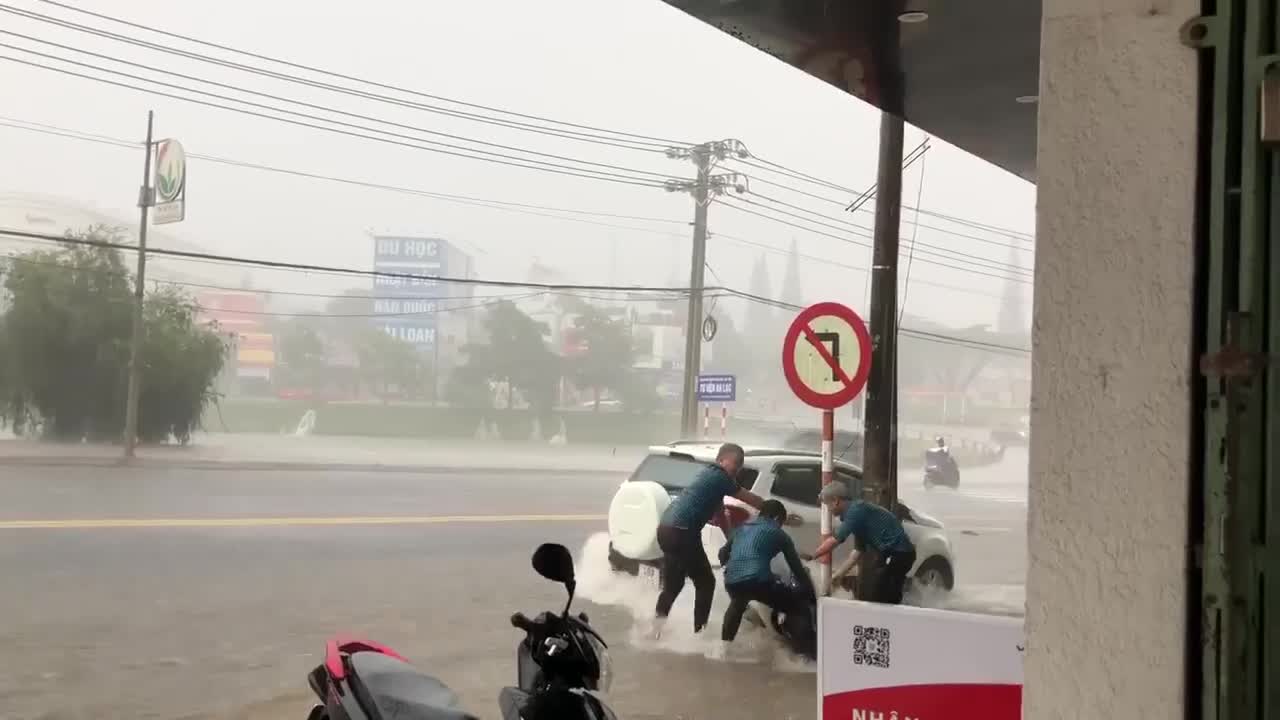 Heavy rain drifts motorbikes