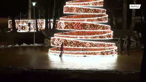 Sapins de #Noel décorés avec des croix gammées en Lettonie.