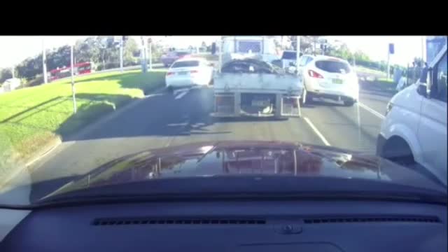 Dash cam | If you step on the brake, you'll burst your ass