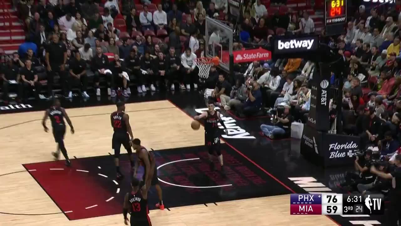 NBA - D-Book hits the tough pull-up 3 in transition 🔥