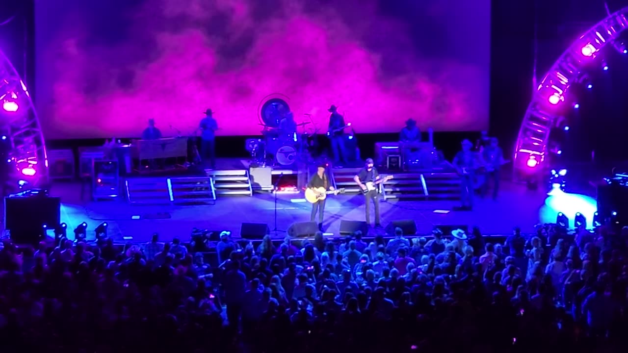 Brooks & Dunn - Cowgirls Don't Cry 6-3-2023 St Paul