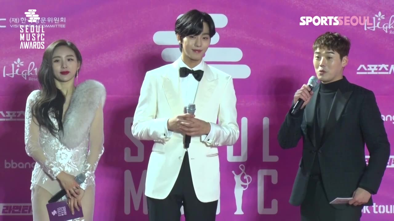 Shivering Cold | Girl (event hosts) | Hyo Seop (안효섭, 제28회 서울가요대상 레드카펫 ) | K-pop | Red carpet cold