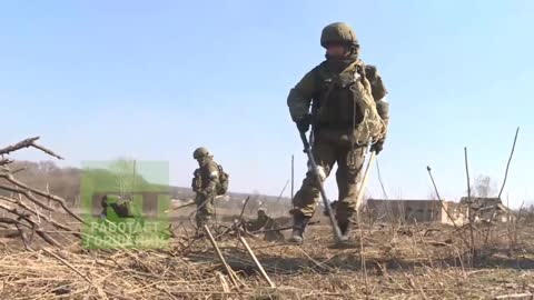 Ukraine war - Russian sappers clear mines