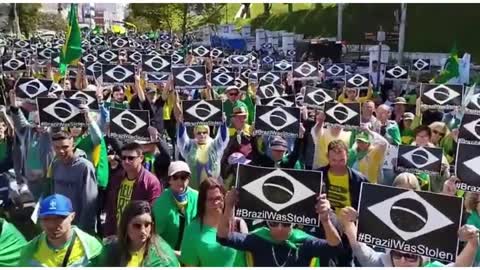 Golpistas: bolsonaristas pintam bandeira do Brasil de preto em Caxias do Sul (RS)